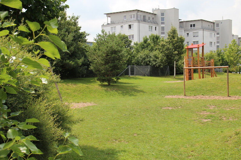 Im weitläufigen Außengelände ist viel Platz zum Toben, Rennen und Spielen.