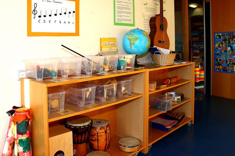Im Musikbereich gibt es Instrumente zum Ausprobieren und üben.