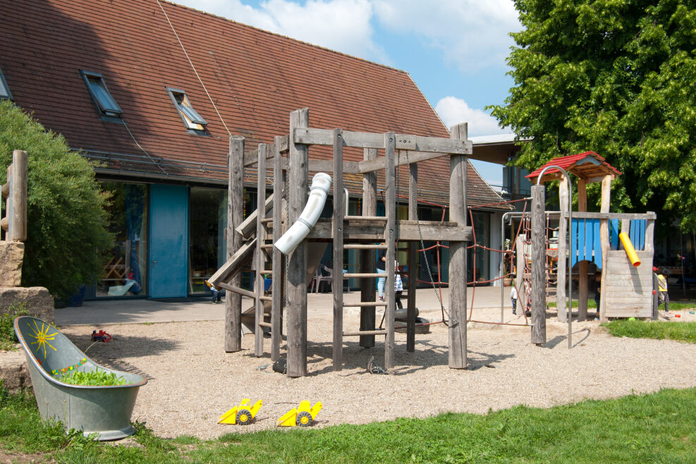 Der große Sandkasten mit zwei Klettergerüsten.