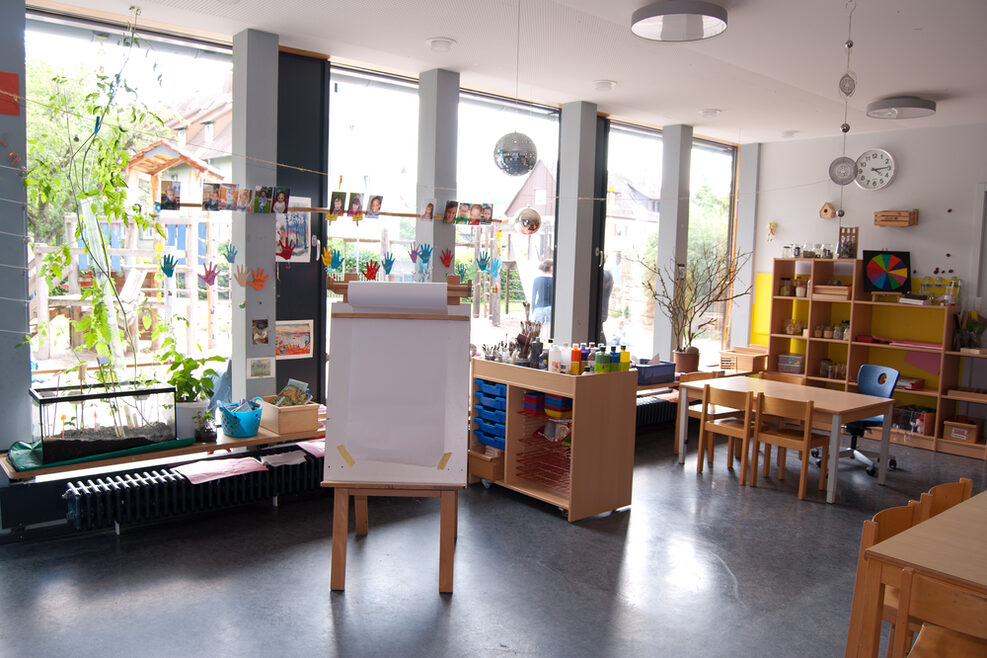 Ihre Kreativität können die Kinder im Atelier mit vielen Malsachen entfalten.