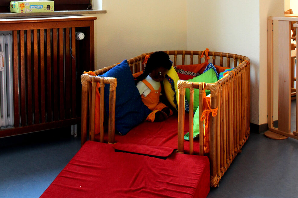 Im Ruhebereich können sich die Kinder in viele Kissen kuscheln.