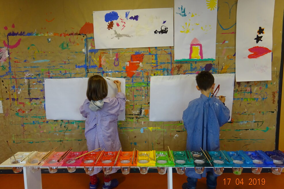 Ihre Kreativität können die Kinder im Atelier mit vielen Malsachen entfalten.