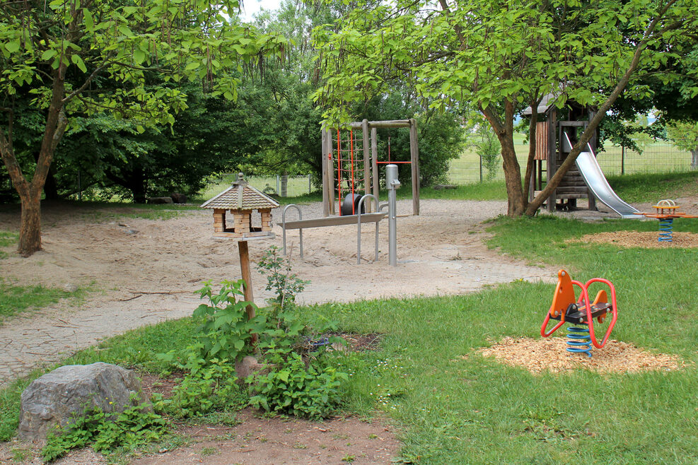 Auf dem großen Spielplatz können die Kinder auf den Klettergerüsten und im Sandkasten spielen.