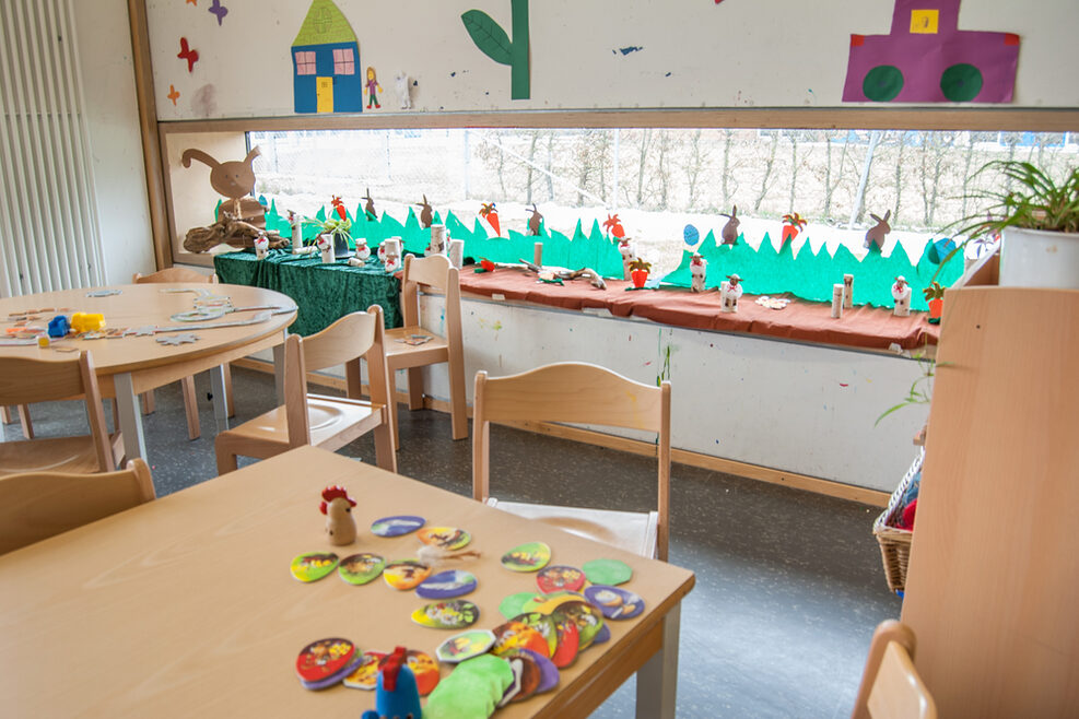 An großen Tischen können die Kinder mit vielen Materialien basteln.