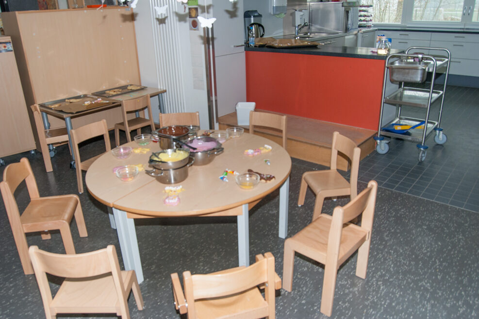 Im Bistro können die Kinder gemeinsam am runden Tisch ihre Mahlzeiten einnehmen.