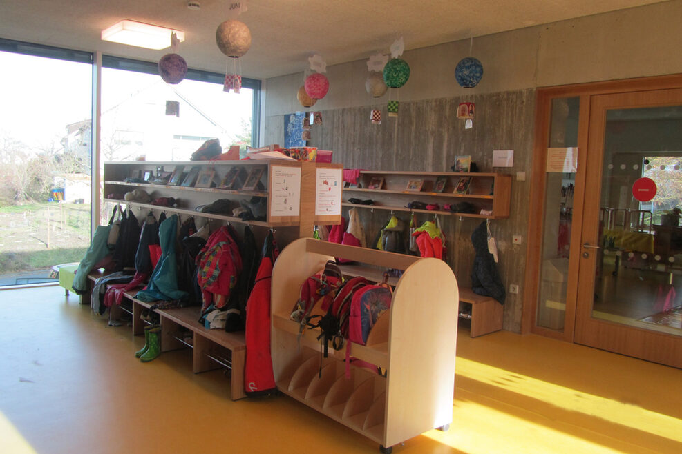 Die Garderobe bietet viel Platz für die  Sachen der Kinder.