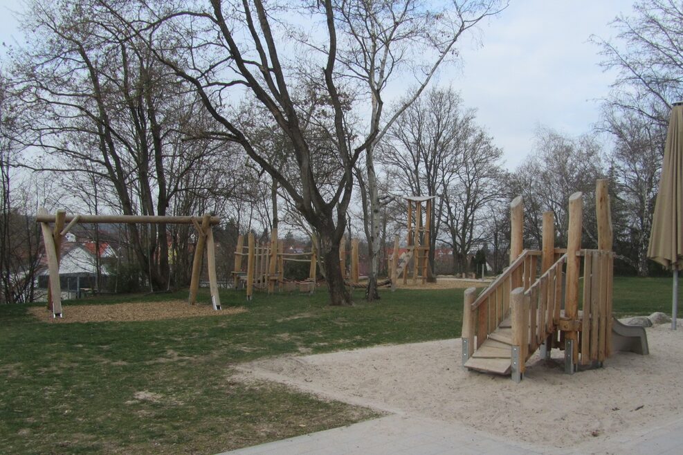 Im Außenbereich gibt es einen Abenteuerspielplatz mit Klettergerüst und Schaukel.