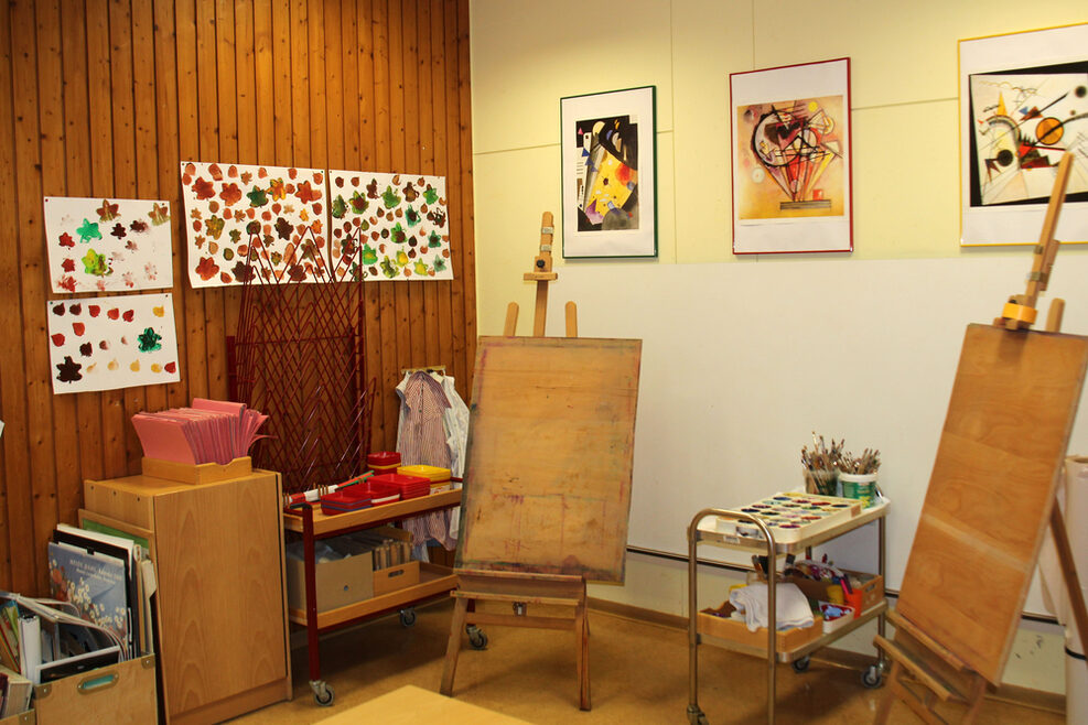 Im Atelier können die Kinder auf Staffeleien malen und ihre Kunstwerke an den Wänden aufhängen.