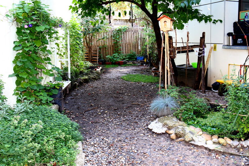 Im Garten können eigene Kräuter angepflanzt werden oder Vögel beobachtet werden.