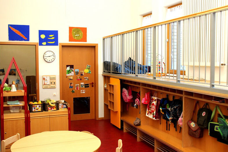 Die großzügige Garderobe im Eingangsbereich bietet viel Platz für die Sachen der Kinder.