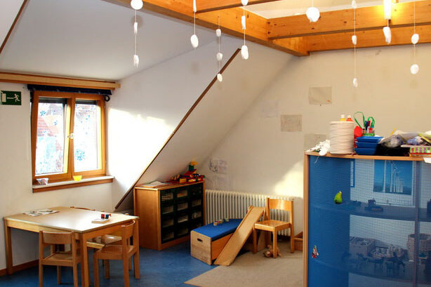 Im Spielbereich ist viel Platz zum Spielen und Malen.