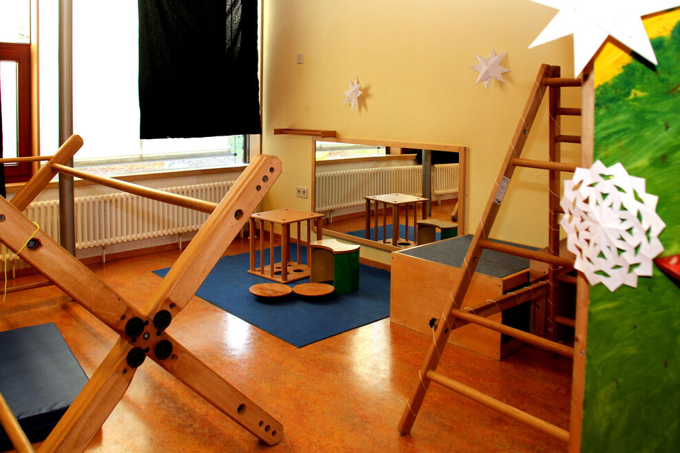 Im Bewegungsraum können die Kinder an Balanceelementen klettern.