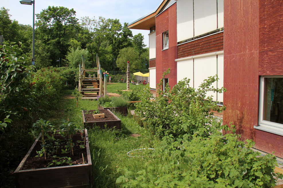 Im Garten können die Kinder in kleinen Hochbeeten Kräuter anpflanzen.