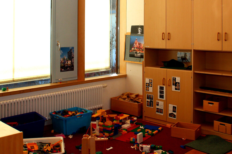 Im Spieleraum haben die Kinder viel Platz mit Bausteinchen eigene Konstruktionen zu bauen.