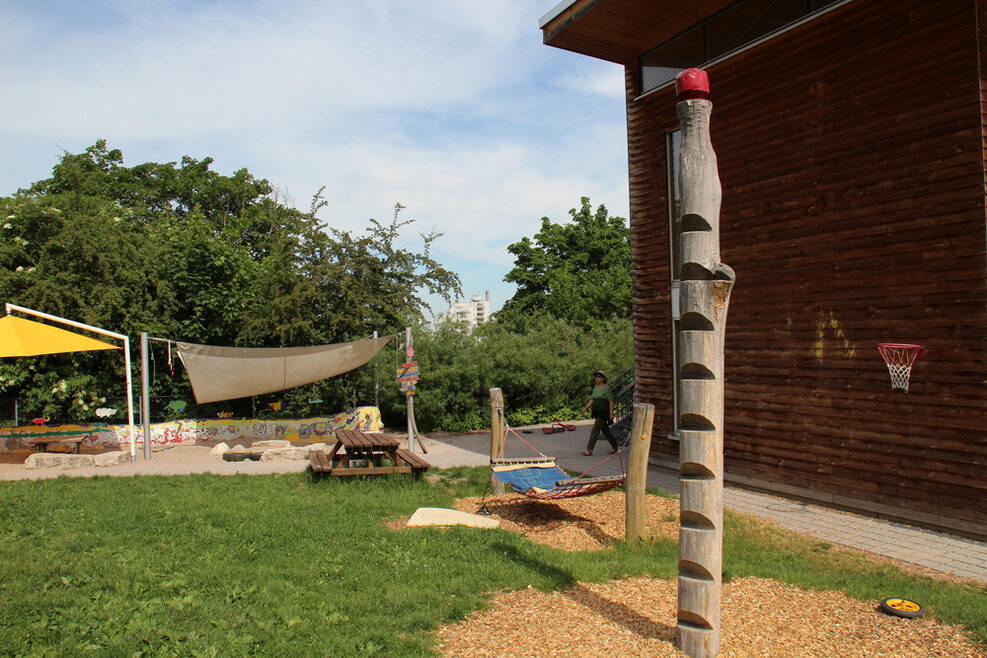 Auf dem Spielplatz können die Kinder im Sandkasten spielen aber auch in der Hängematte schaukeln.