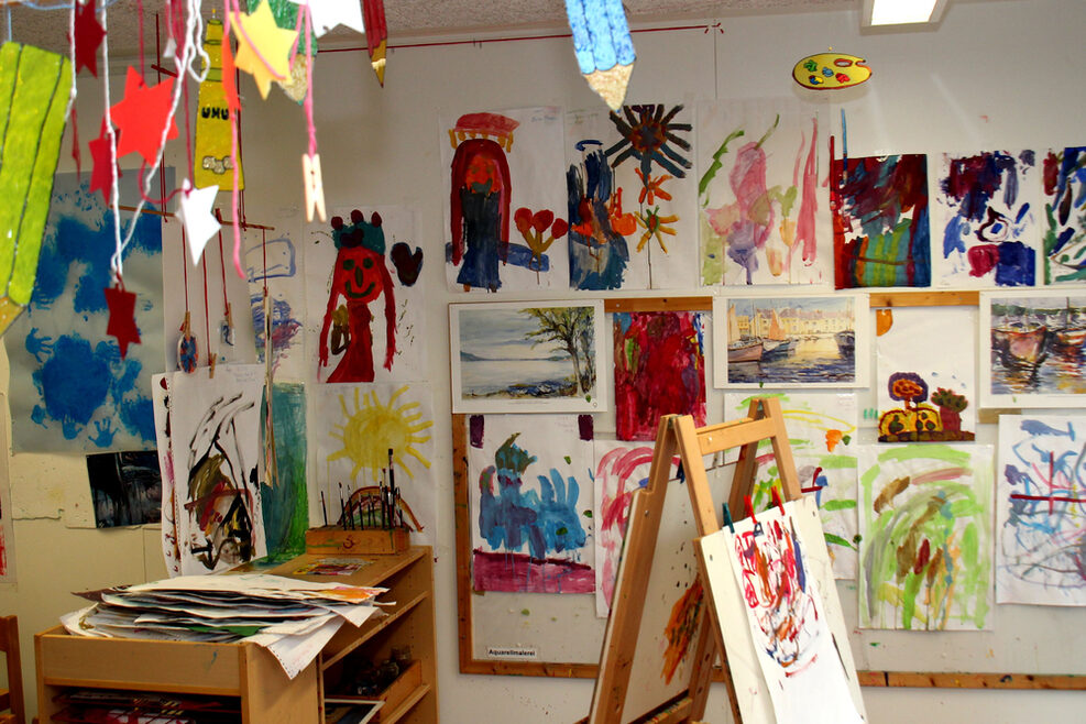 Im Atelier können die Kinder an Staffeleien Bilder malen und die Kunstwerke an den Wänden aufhängen.