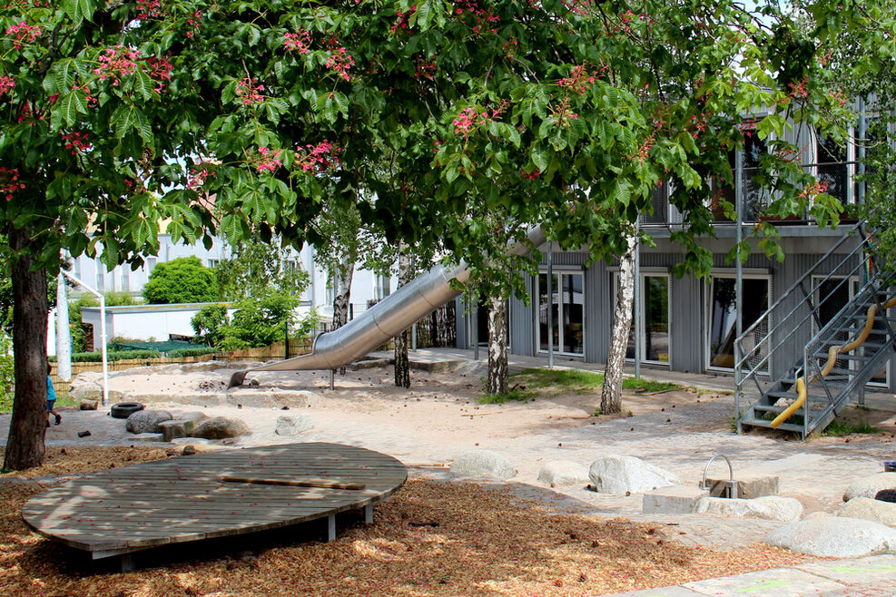 Die große Röhrenrutsche auf dem Spielplatz macht den Kindern viel Spaß.