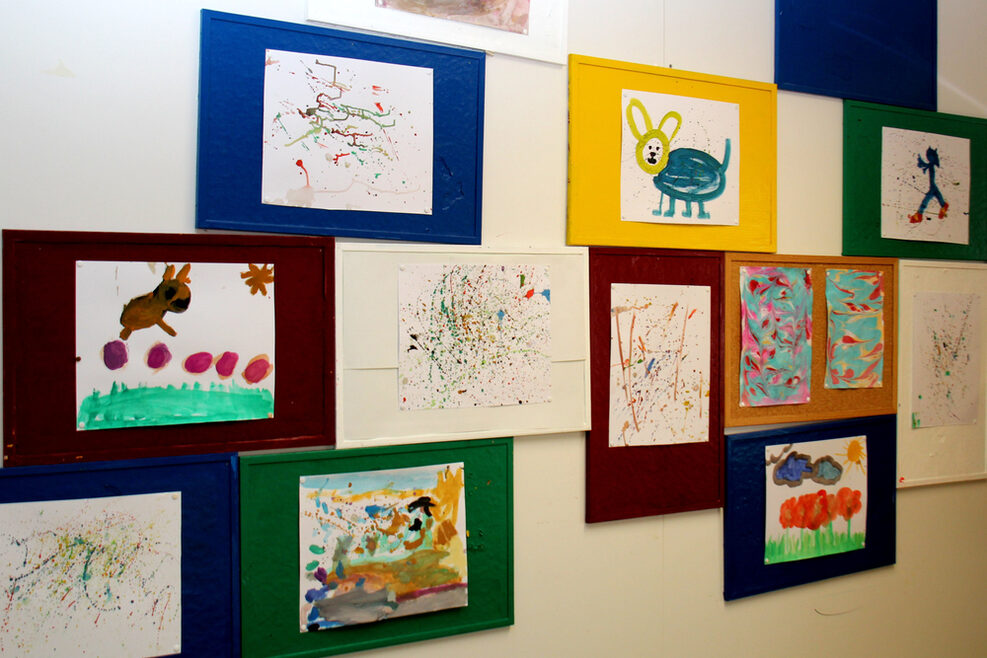 Die vielen Bilder der Kinder werden in unserer Galerie aufgehängt.
