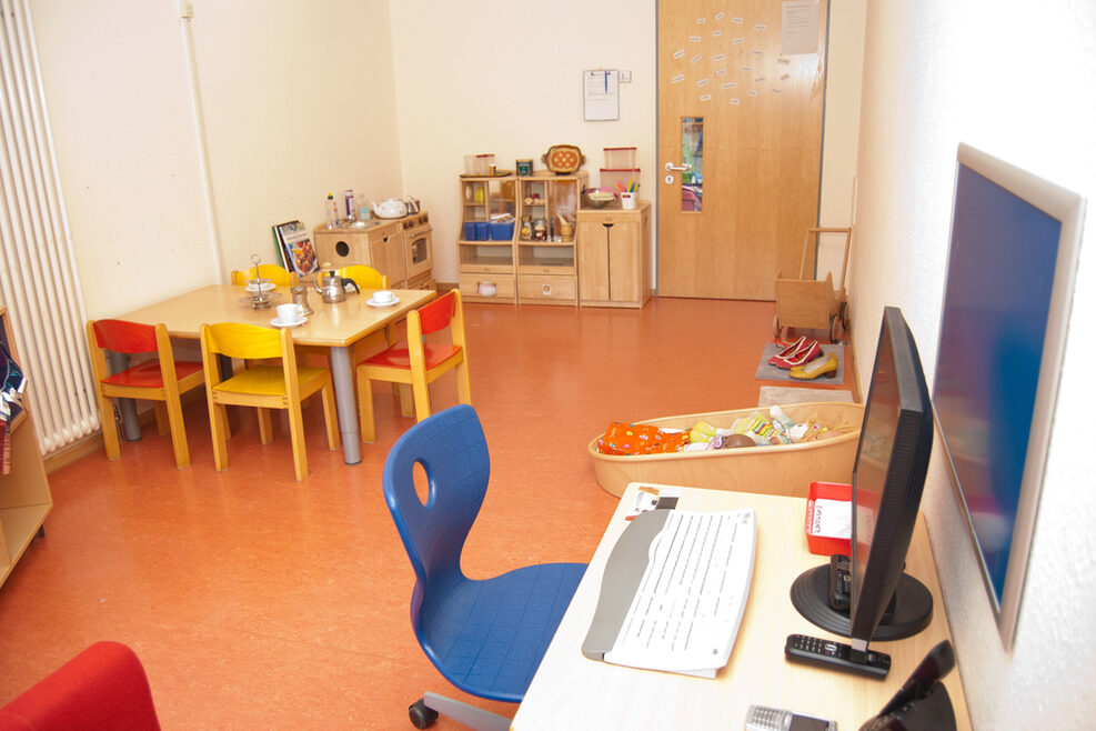 In der Kinderküche sowie dem Homeoffice-Arbeitsplatz können die Kinder alltägliche Situationen nachspielen.