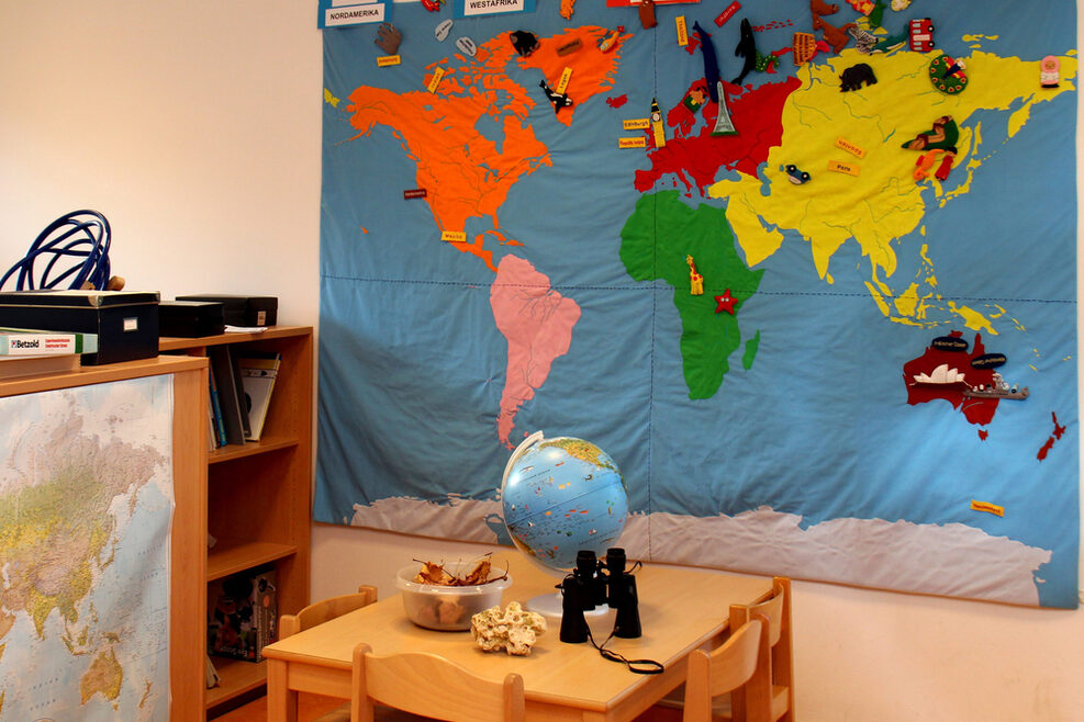 Im Lesebereich können die Kinder auf der Weltkarte verschiedene Länder entdecken.