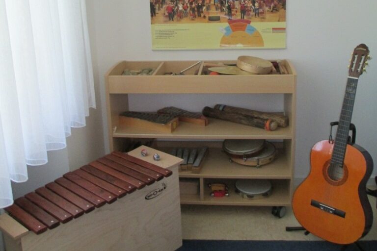 Im Musikzimmer können die Kinder auf einer Gitarre und vielen anderen Schlaginstrumenten spielen.