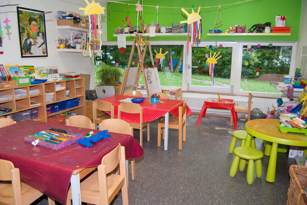 Im Atelier ist viel Platz für die kleineren und größeren Kinder zum Basteln und Malen.