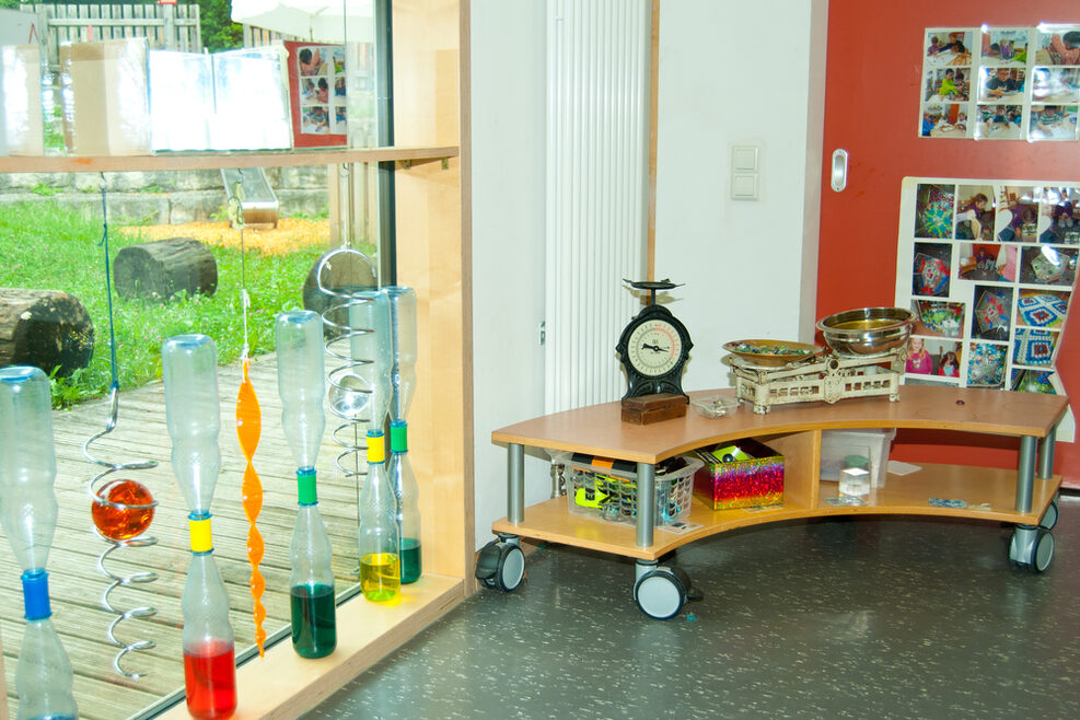 Im Forscherraum können die Kinder spielerisch mit verschiedenfarbigen Flüssigkeiten experimentieren.