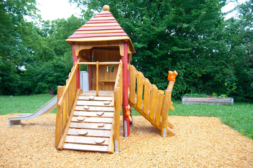 Auf dem Spielplatz können die Kinder auf dem Spielturm klettern und spielen.