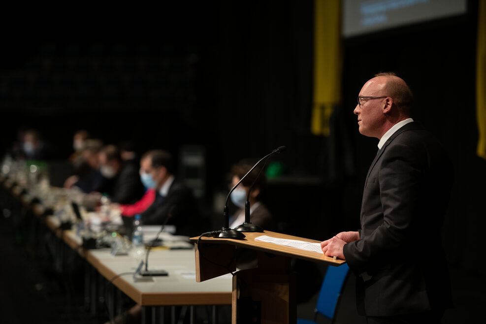 Finanzbürgermeister Thomas Fuhrmann spricht vor dem Gemeinderat