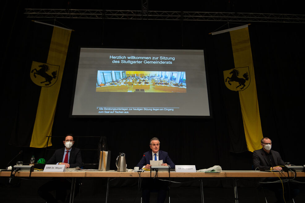 Oberbürgermeister Frank Nopper mit dem Ersten Bürgermeister Dr. Fabian Mayer und Bürgermeister Dirk Thürnau auf der Bürgermeisterbank