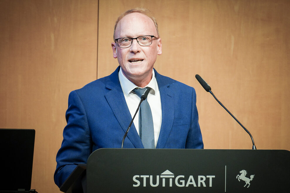 Finanzbürgermeister Thomas Fuhrmann spricht vor dem Gemeinderat