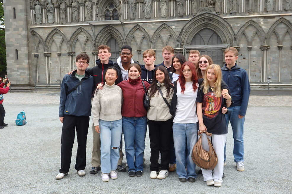 Gruppenbild nach einer Führung um den Nidarosdom und den Erzbischöflichen Palast