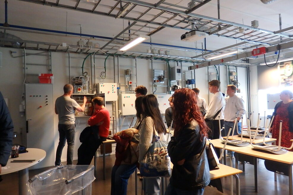 An einer Berufsschule wird der Unterrichtsraum für Elektrotechnik besucht.