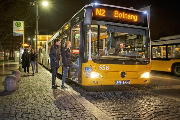 VVS Nachtbus am Schlossplatz: Es ist spätabends. Ein Paar steigt in den Nachtbus nach Botnang ein.