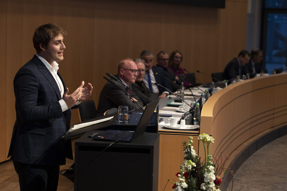Der Vertreter des Jugendrats hält eine Rede bei der Generaldebatte Klimaschutz im Gemeinderat.