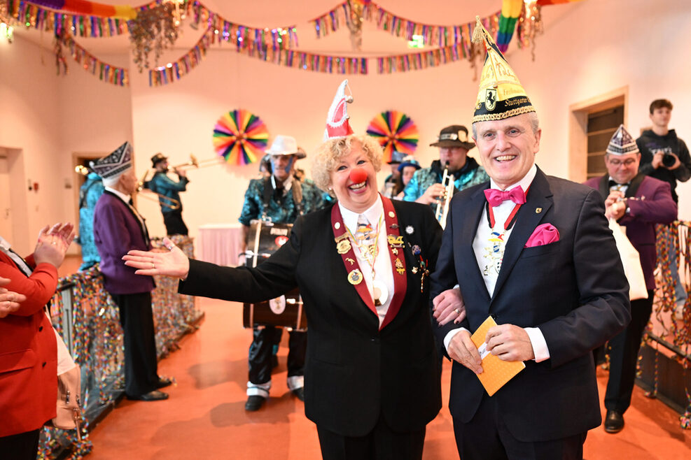 OB Nopper mit Karnevalisten im Rathaus