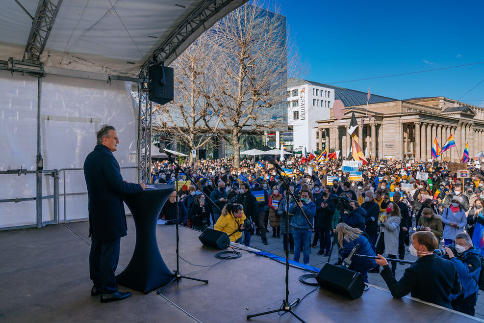OB Frank Nopper spricht am 27.02.2022 bei einer Demonstration gegen den Krieg in der Ukraine auf dem Schlossplatz in Stuttgart