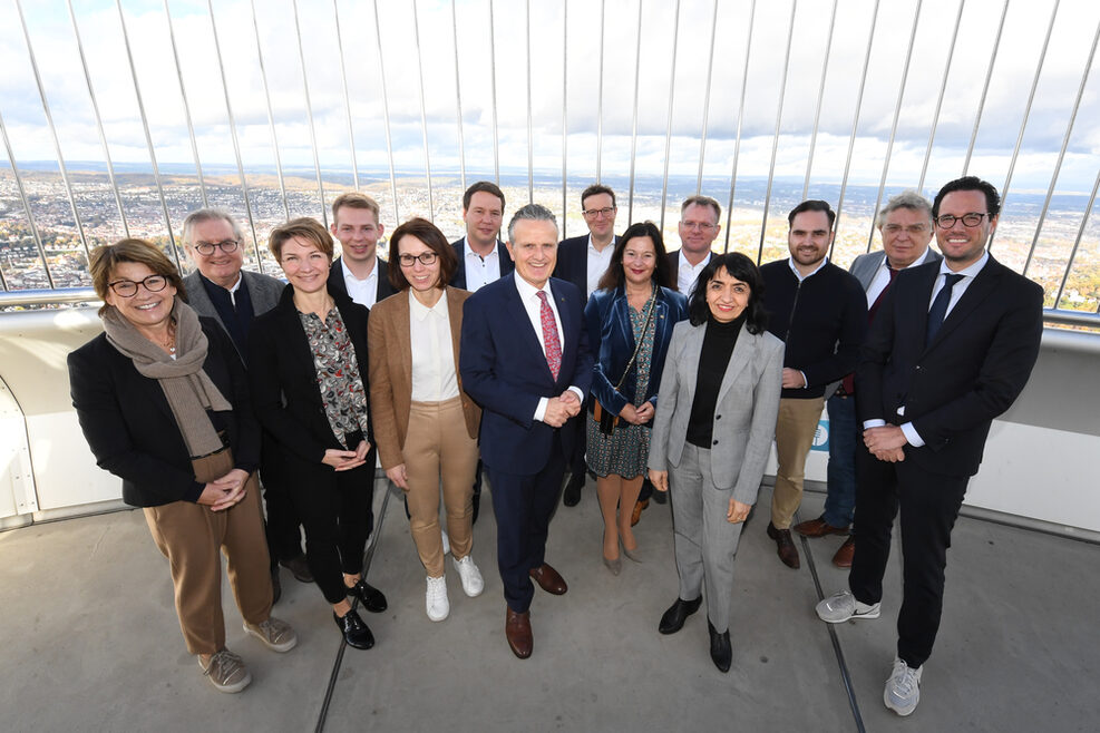 Oberbürgermeister Dr. Frank Nopper mit Stuttgarter Abgeordneten auf dem Fernsehturm.