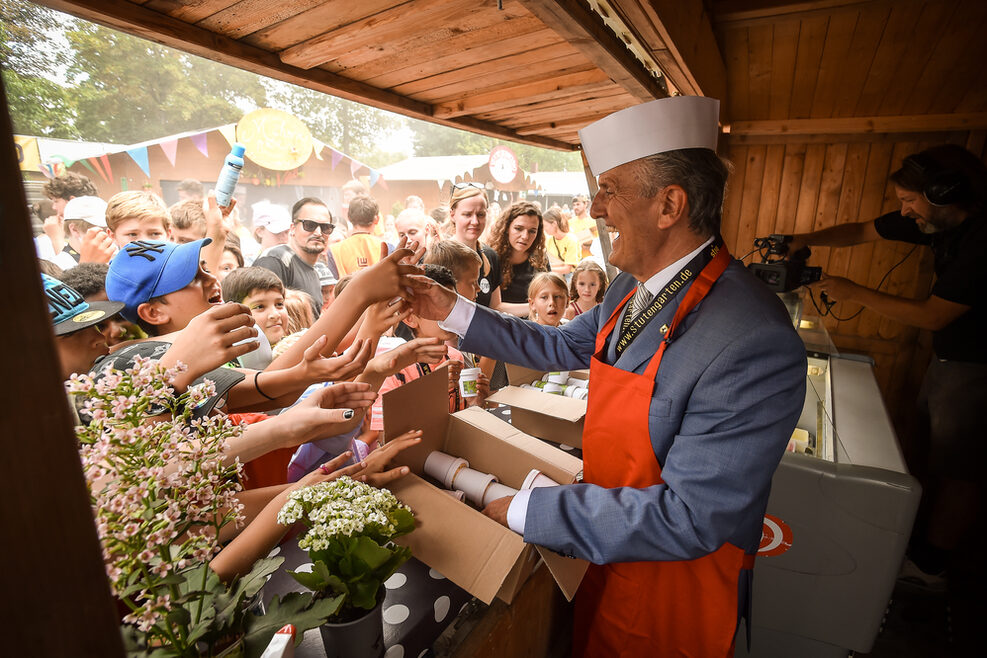 Oberbürgermeister Dr. Frank Nopper verteilt Eis bei der Kinderspielstadt Stutengarten.