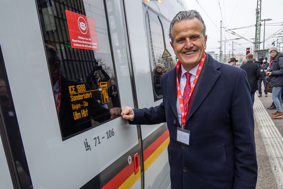 Oberbürgermeister Dr. Frank Nopper vor dem Sonderzug nach Ulm.