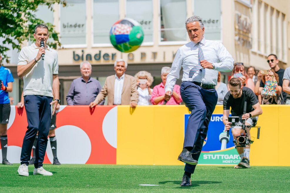 OB Frank Nopper kickt eien Fußball