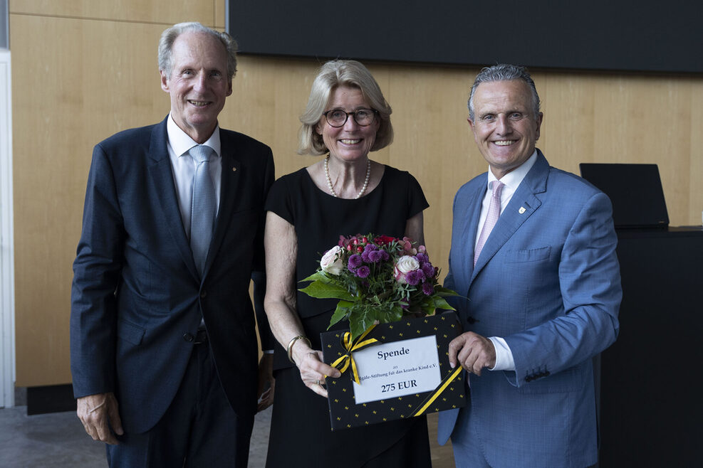 Alt-OB Dr.Wolfgang Schuster, Stefanie Schuster und OB Nopper: OB Nopper überreicht Stefanie Schuster symbolisch eine Spende.