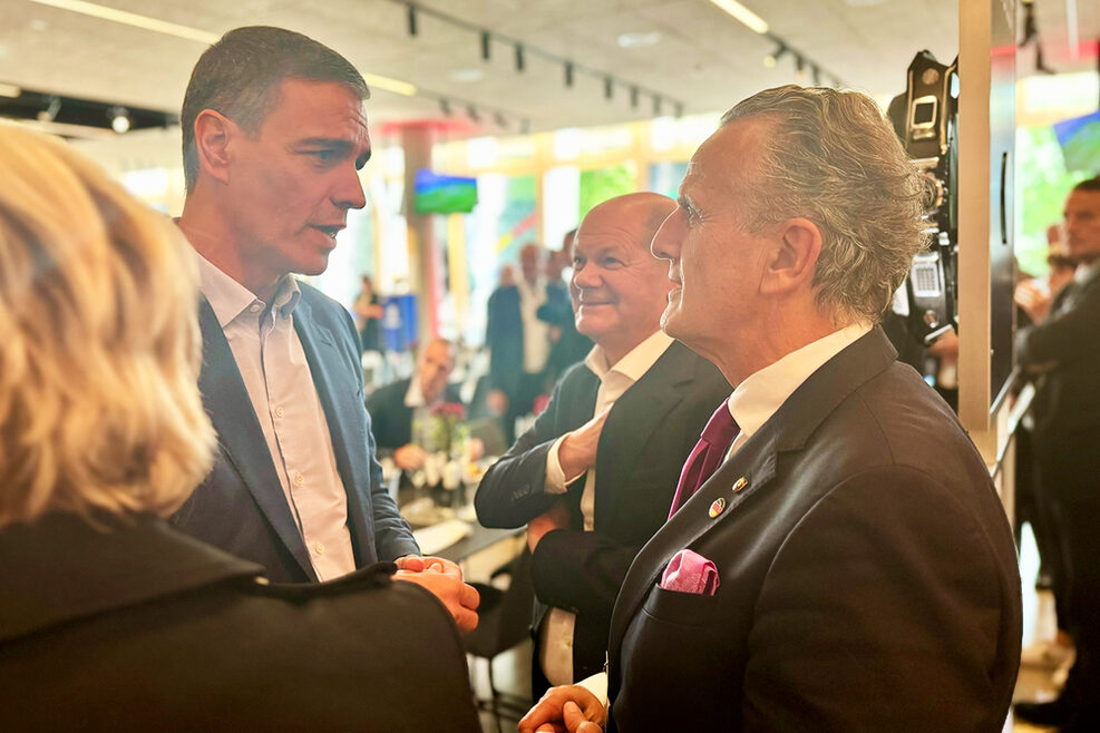 Ministerpräsident Pedro Sánchez im Gespräch mit OB Frank Nopper, im Hintergrund Bundeskanzler Olaf Scholz