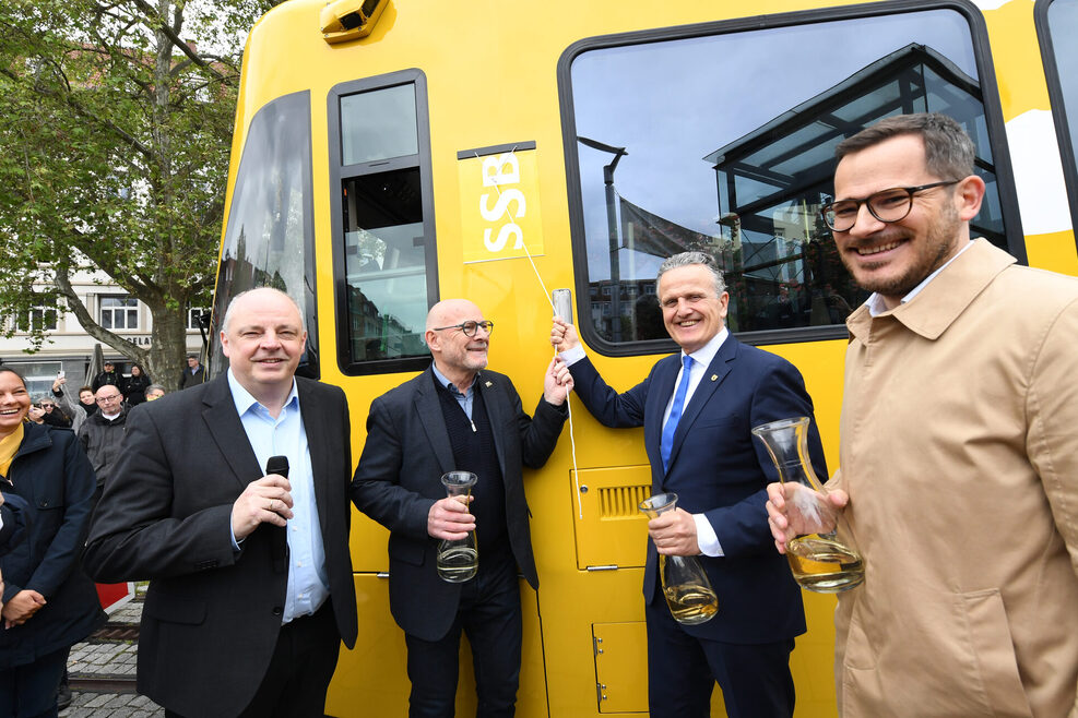 OB Nopper und Finanzminister Winfried Hermann tauften im Mai 2023 eine neue Zahnradbahn.