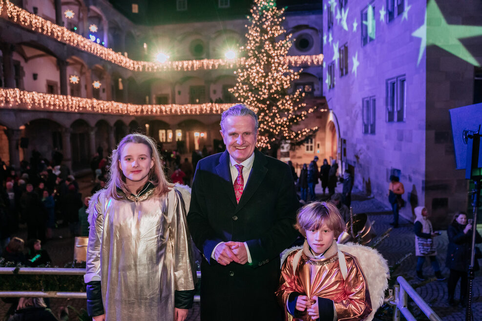 OB Nopper mit verkleideten Kindern im Innenhof des Alten Schlosses bei der Eröffnung des Stuttgarter Weihnachtsmarkts