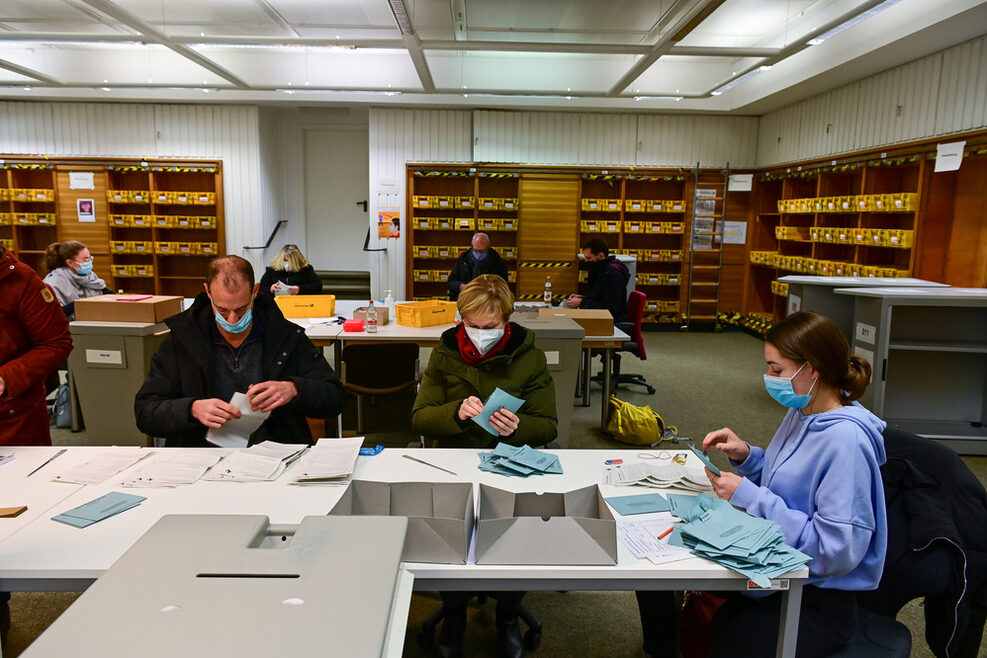 OB-Wahl 2020: Ehrenamtliche im Wahlbüro, Stimmzettel liegen auf dem Tisch, es wird gezählt.