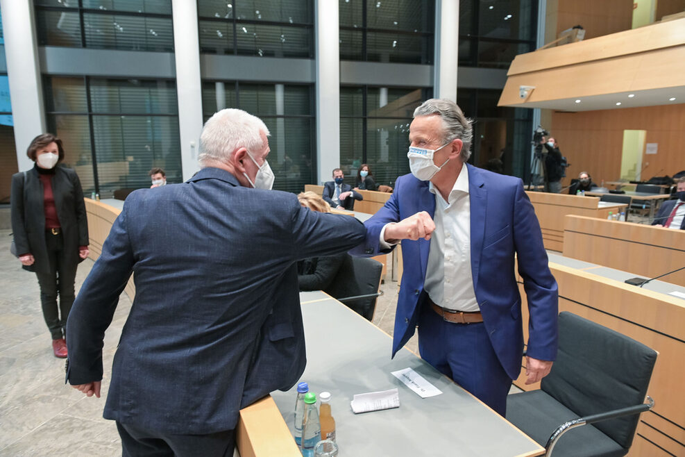 Oberbürgermeister Fritz Kuhn gratuliert seinem Nachfolger Frank Nopper wegen der Corona-Pandemie mit mit Ellenbogen.