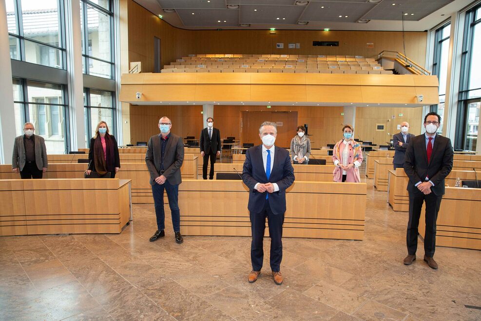 Oberbürgermeister Dr. Frank Nopper steht mit der Bürgermeisterrunde im Großen Sitzungssaal, alle tragen eine Masker im Gesicht