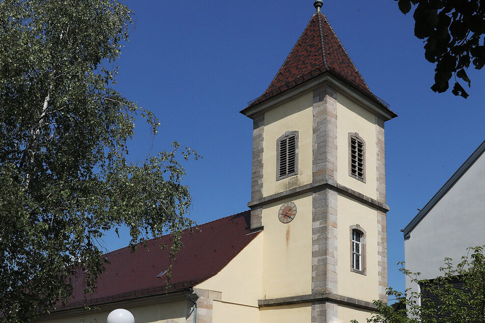 Franziska-Kirche: Ansicht des Kirchturms mit Hauptgebäude von der Straße aus