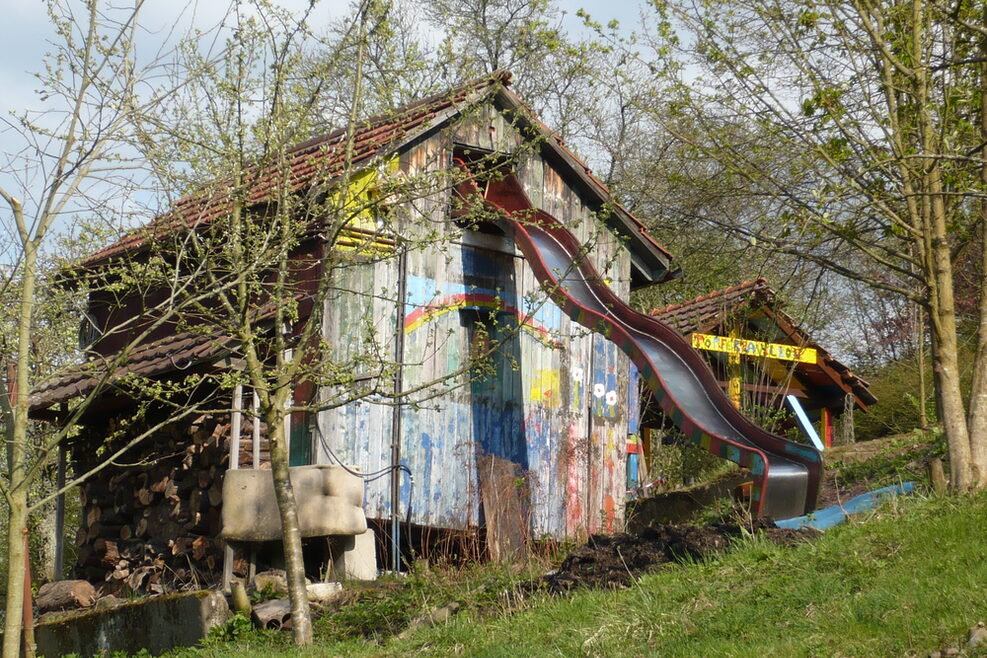 Spielhaus mit Rutsche auf der Jugendfarm Botnang